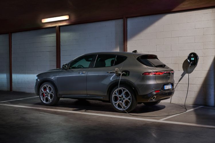 2023-alfa-romeo-tonale-q4-phev-00007