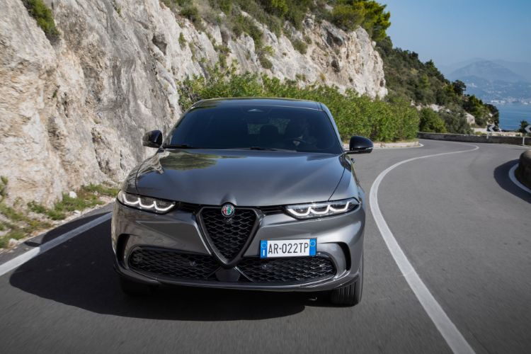 2023-alfa-romeo-tonale-q4-phev-00023