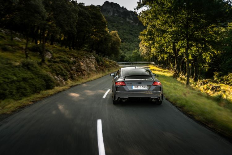 novi-audi-tt-rs-iconic-edition-2