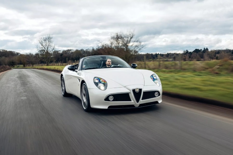 alfa-romeo-8c-spider-iz-2010-godine-predstavlja-pravi-dragulj-autoindustrije-30