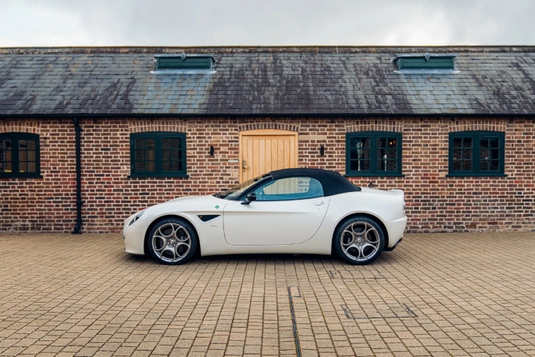 alfa-romeo-8c-spider-iz-2010-godine-predstavlja-pravi-dragulj-autoindustrije-33