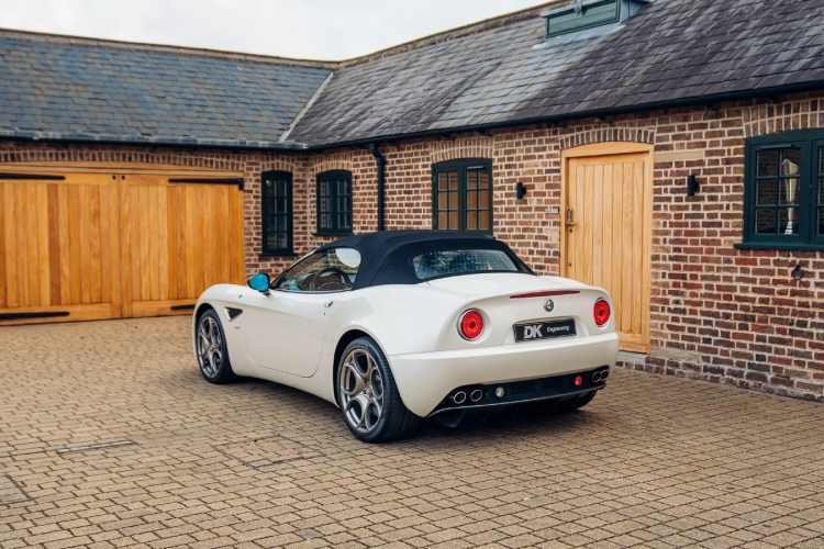 alfa-romeo-8c-spider-iz-2010-godine-predstavlja-pravi-dragulj-autoindustrije-32