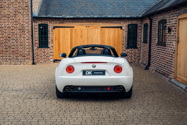 alfa-romeo-8c-spider-iz-2010-godine-predstavlja-pravi-dragulj-autoindustrije-37