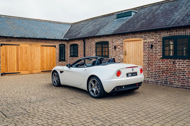 alfa-romeo-8c-spider-iz-2010-godine-predstavlja-pravi-dragulj-autoindustrije-36