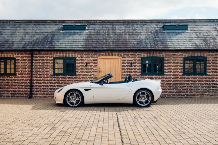 alfa-romeo-8c-spider-iz-2010-godine-predstavlja-pravi-dragulj-autoindustrije-39