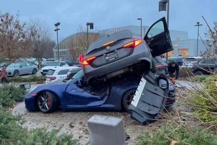 alfom-pretvorio-911-u-kabriolet-i-zakucao-se-u-mercedes-parkiran-do-njega-2