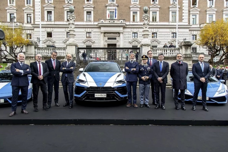 italijanska-policija-dobila-novi-lamborghini-urus-performante-model-4