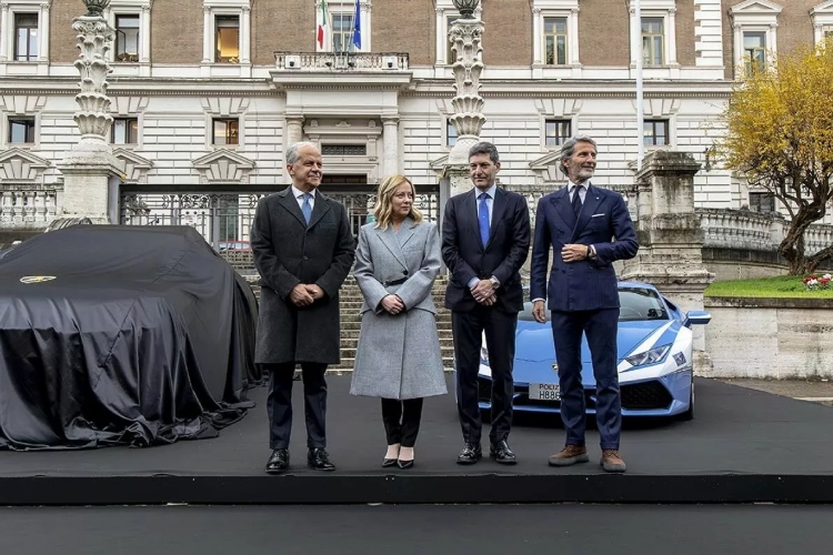 italijanska-policija-dobila-novi-lamborghini-urus-performante-model-2