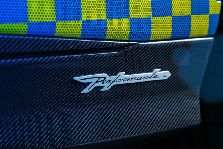 italijanska-policija-dobila-novi-lamborghini-urus-performante-model-9