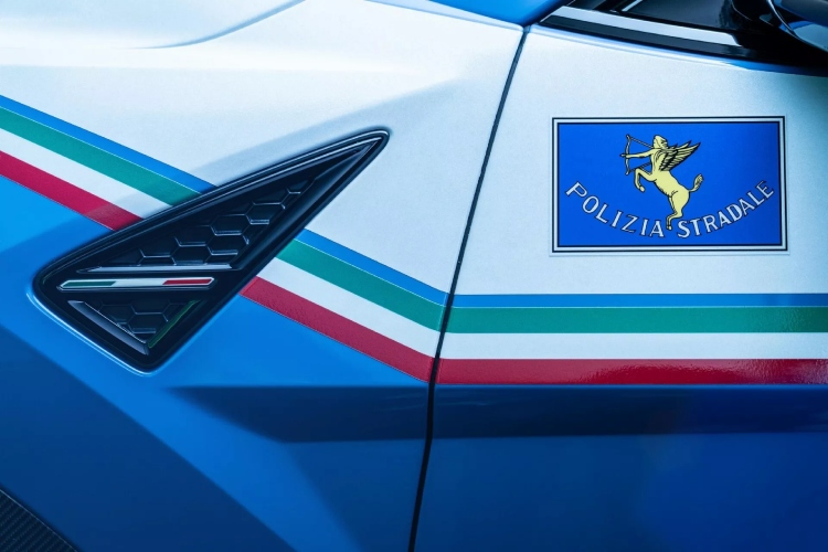 italijanska-policija-dobila-novi-lamborghini-urus-performante-model-10