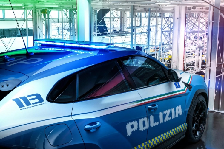 italijanska-policija-dobila-novi-lamborghini-urus-performante-model-12
