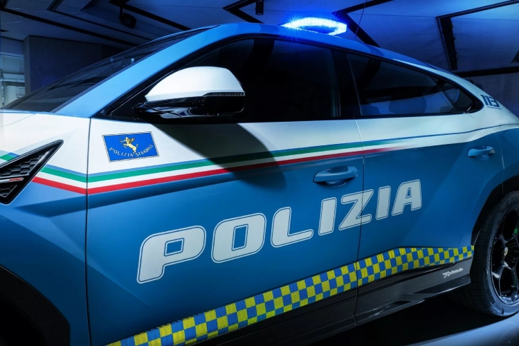 italijanska-policija-dobila-novi-lamborghini-urus-performante-model-13