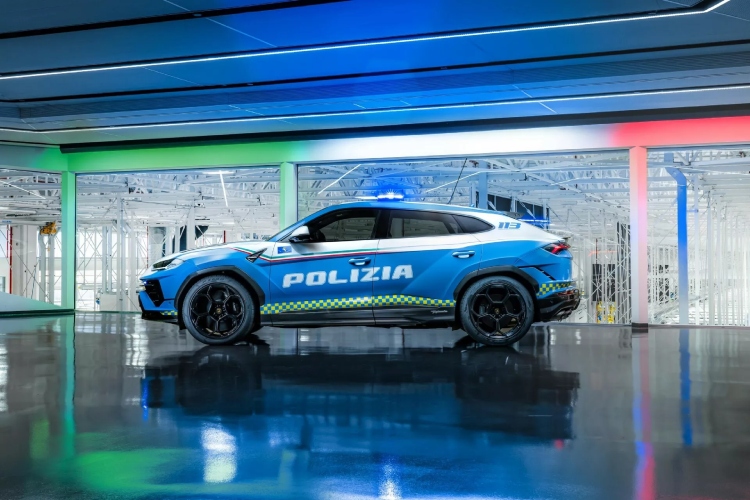 italijanska-policija-dobila-novi-lamborghini-urus-performante-model-15