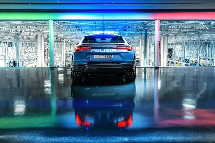 italijanska-policija-dobila-novi-lamborghini-urus-performante-model-14