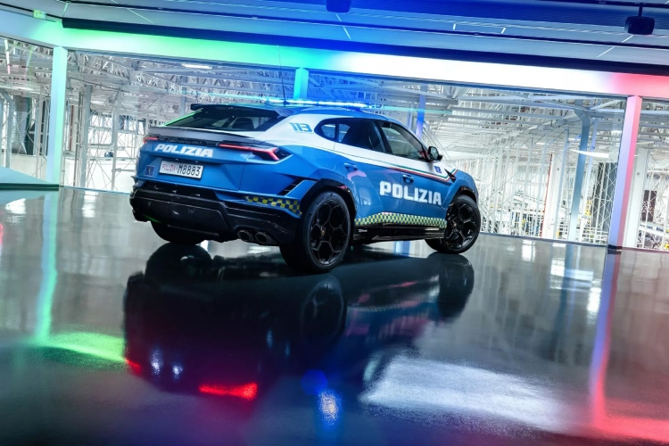 italijanska-policija-dobila-novi-lamborghini-urus-performante-model-16