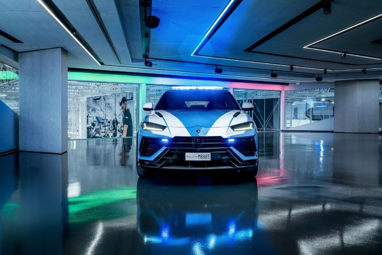 italijanska-policija-dobila-novi-lamborghini-urus-performante-model-1