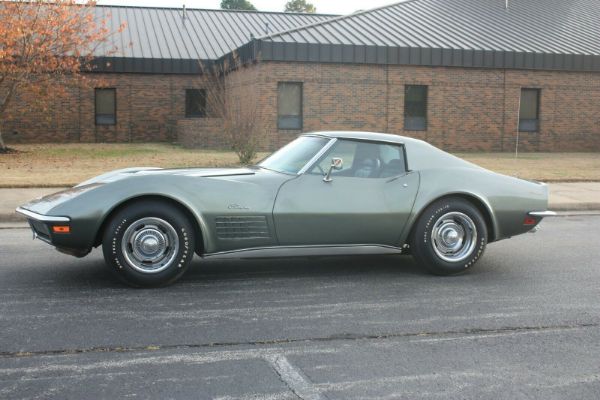 klasicni-corvette-model-iz-1971-godine-sa-svega-2155-predenih-kilometara-14