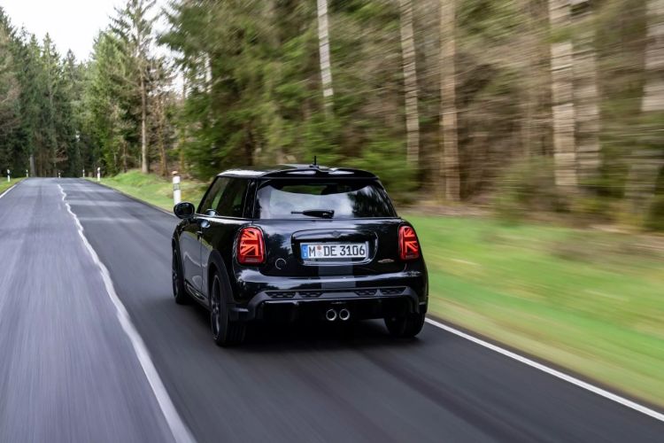 mini-john-cooper-works-1to6-edition-18