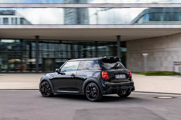 mini-john-cooper-works-1to6-edition-22