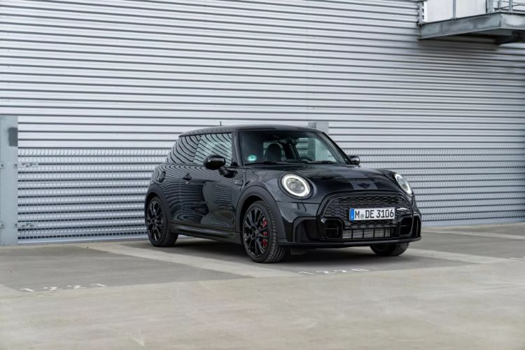 mini-john-cooper-works-1to6-edition-32