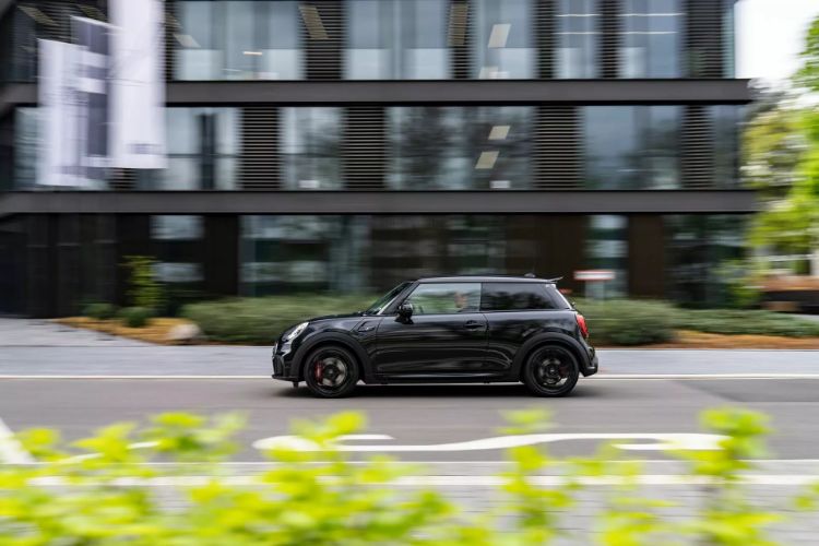 mini-john-cooper-works-1to6-edition-60