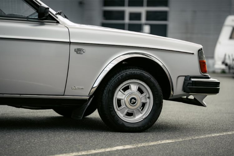autoexclusive-volvo-262c-212-100