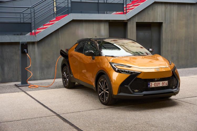 toyota-c-hr-plug-in-hybrid-220-koncept-automobila-za-put-sa-dvostrukom-dnk-1