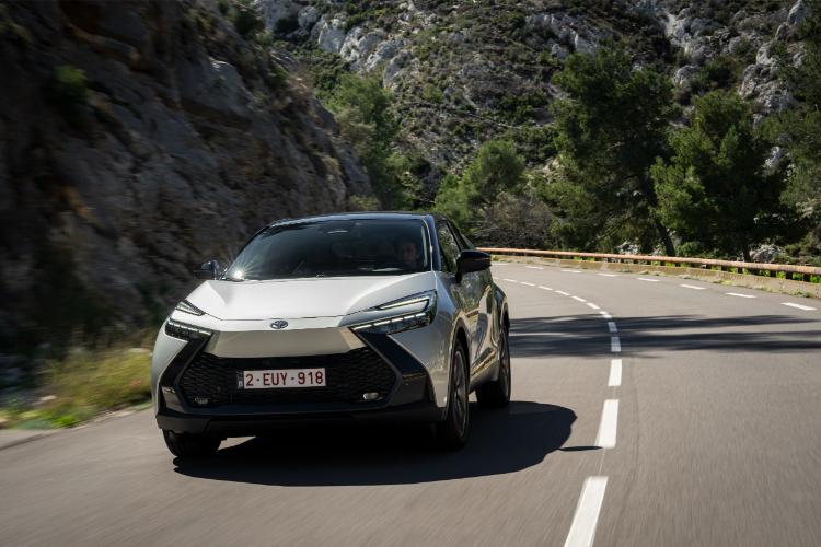 toyota-c-hr-plug-in-hybrid-220-koncept-automobila-za-put-sa-dvostrukom-dnk-14