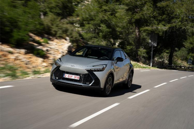 toyota-c-hr-plug-in-hybrid-220-koncept-automobila-za-put-sa-dvostrukom-dnk-15