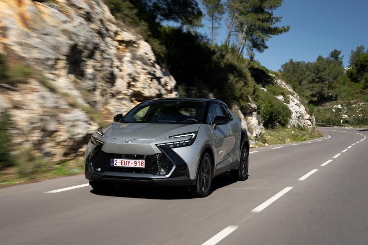 toyota-c-hr-plug-in-hybrid-220-koncept-automobila-za-put-sa-dvostrukom-dnk-16