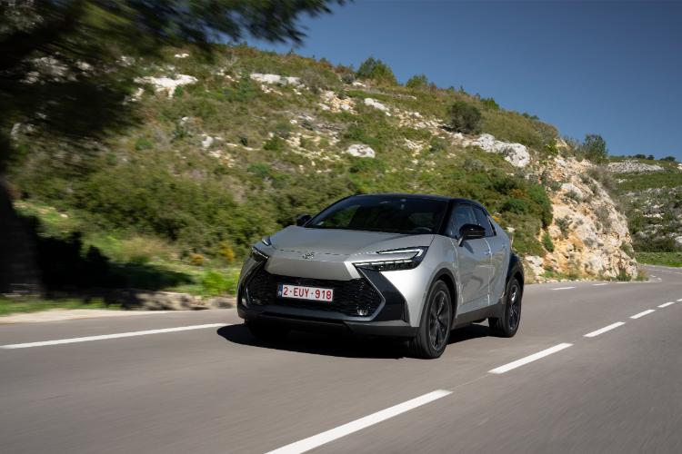 toyota-c-hr-plug-in-hybrid-220-koncept-automobila-za-put-sa-dvostrukom-dnk-17