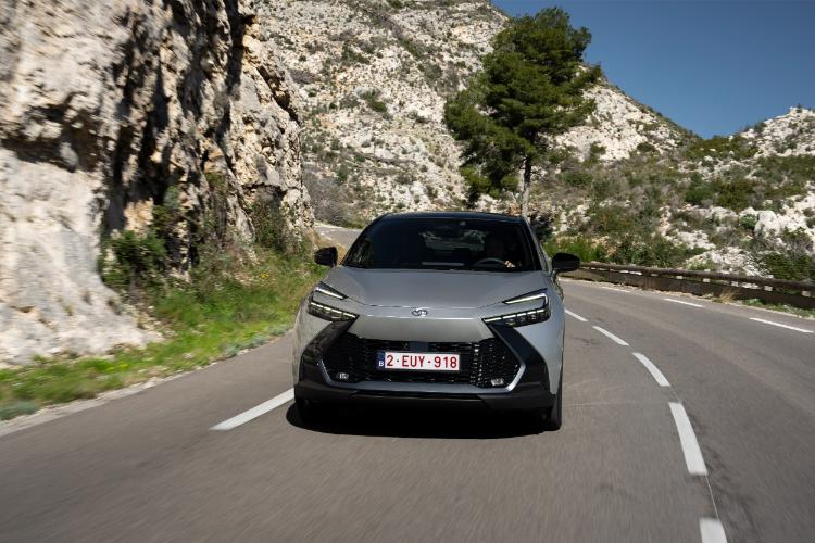 toyota-c-hr-plug-in-hybrid-220-koncept-automobila-za-put-sa-dvostrukom-dnk-18