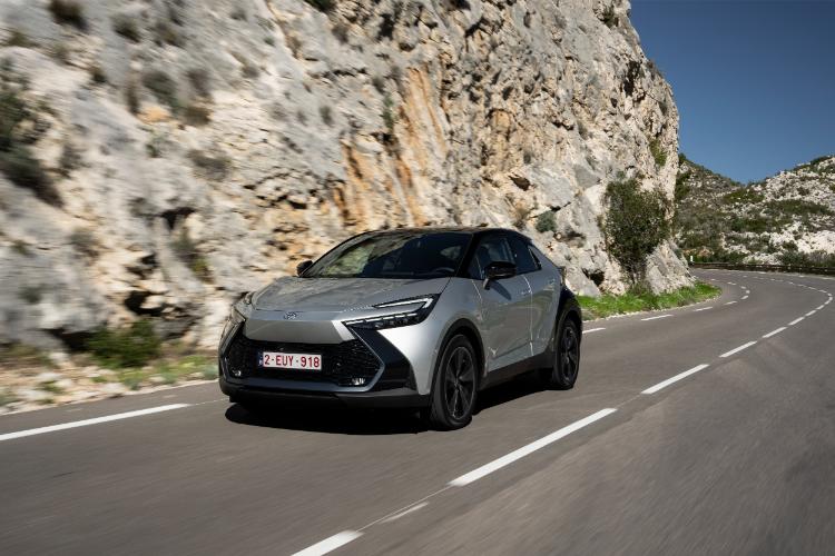 toyota-c-hr-plug-in-hybrid-220-koncept-automobila-za-put-sa-dvostrukom-dnk-19