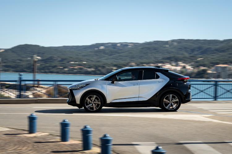 toyota-c-hr-plug-in-hybrid-220-koncept-automobila-za-put-sa-dvostrukom-dnk-24