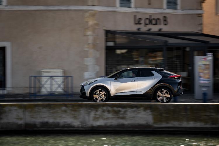 toyota-c-hr-plug-in-hybrid-220-koncept-automobila-za-put-sa-dvostrukom-dnk-26