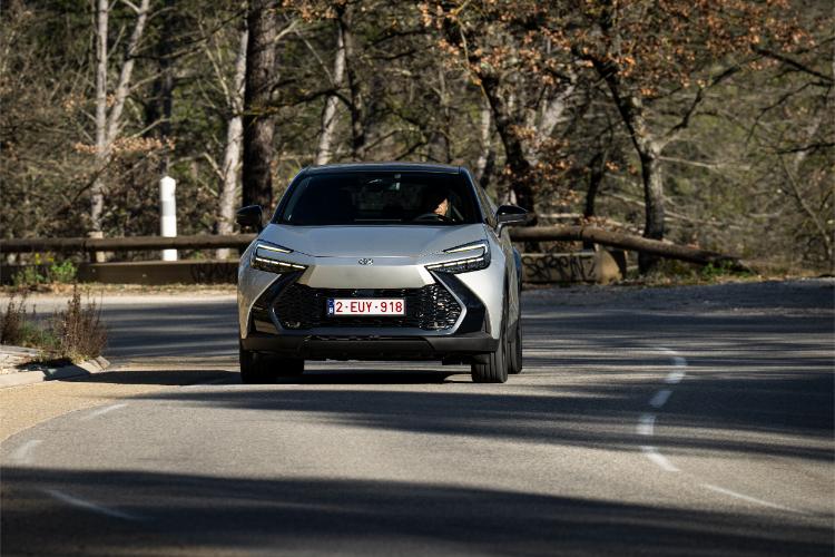 toyota-c-hr-plug-in-hybrid-220-koncept-automobila-za-put-sa-dvostrukom-dnk-27