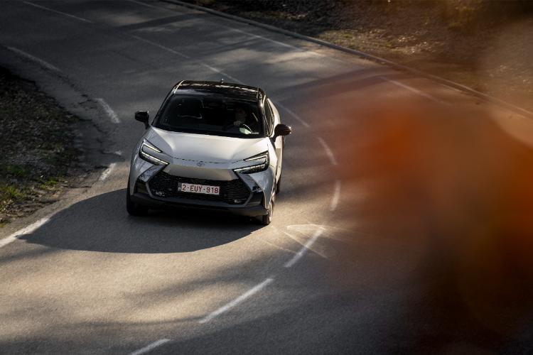 toyota-c-hr-plug-in-hybrid-220-koncept-automobila-za-put-sa-dvostrukom-dnk-29