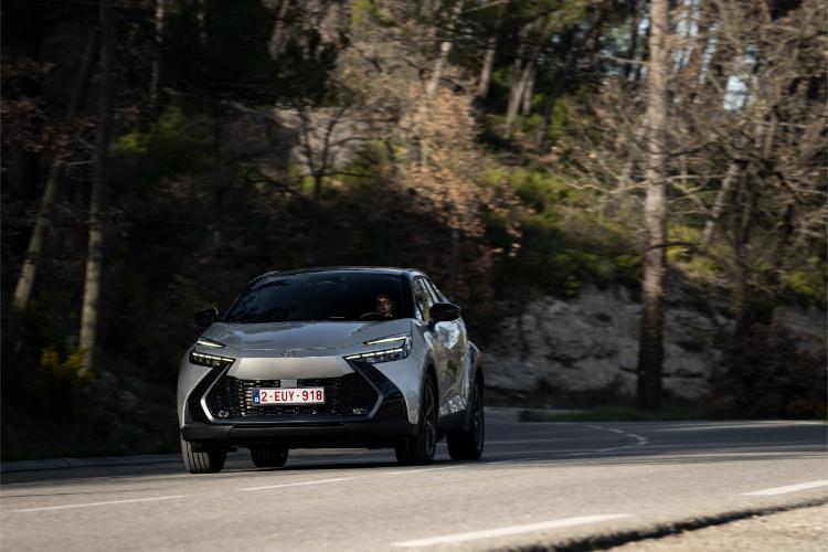 toyota-c-hr-plug-in-hybrid-220-koncept-automobila-za-put-sa-dvostrukom-dnk-32