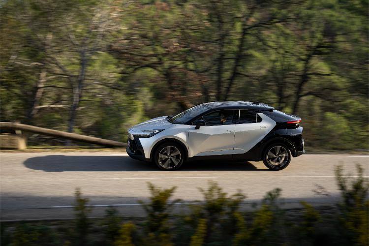 toyota-c-hr-plug-in-hybrid-220-koncept-automobila-za-put-sa-dvostrukom-dnk-35