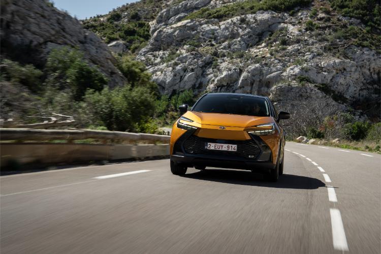 toyota-c-hr-plug-in-hybrid-220-koncept-automobila-za-put-sa-dvostrukom-dnk-37