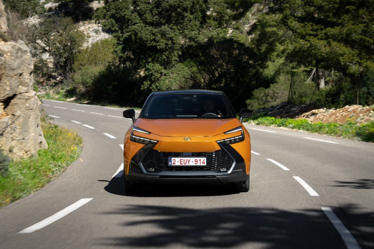 toyota-c-hr-plug-in-hybrid-220-koncept-automobila-za-put-sa-dvostrukom-dnk-39