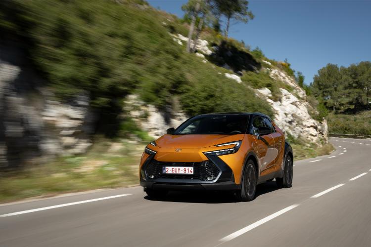 toyota-c-hr-plug-in-hybrid-220-koncept-automobila-za-put-sa-dvostrukom-dnk-41