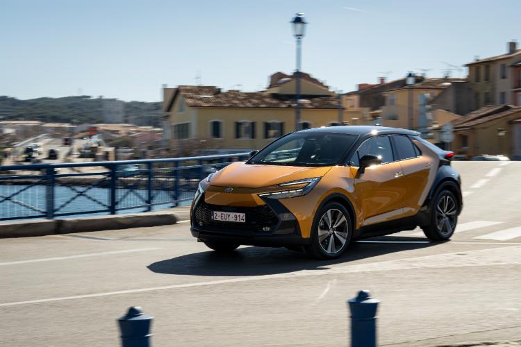 toyota-c-hr-plug-in-hybrid-220-koncept-automobila-za-put-sa-dvostrukom-dnk-50