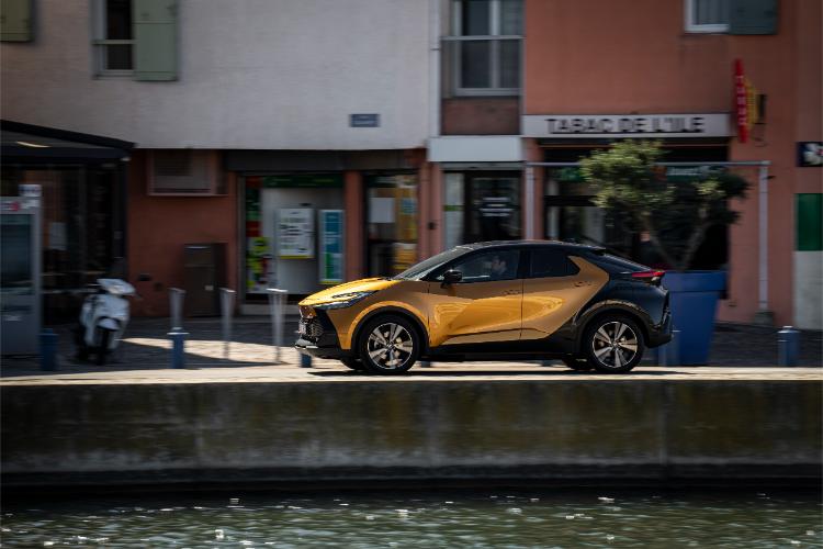 toyota-c-hr-plug-in-hybrid-220-koncept-automobila-za-put-sa-dvostrukom-dnk-52