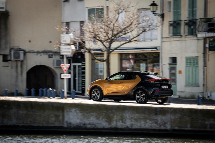 toyota-c-hr-plug-in-hybrid-220-koncept-automobila-za-put-sa-dvostrukom-dnk-54