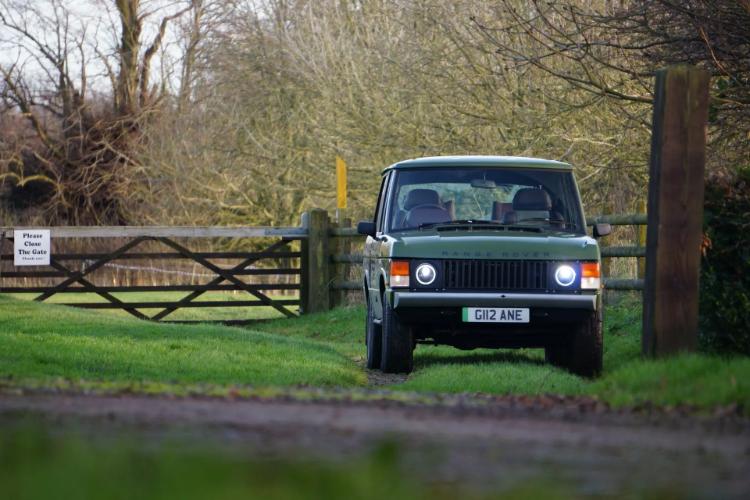 klasicni-range-rover-sa-2-vrata-dobija-tesla-elektricni-pogon-4