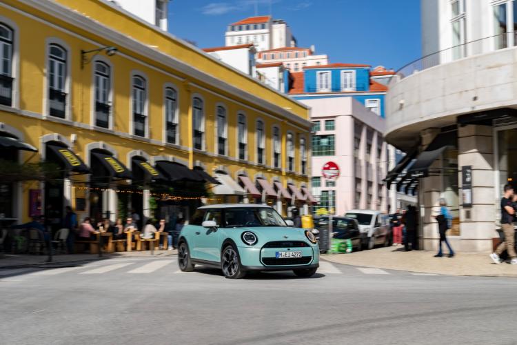 novi-mini-cooper-s-u-classic-opremi-sportske-performanse-i-bezvremenski-dizajn-1