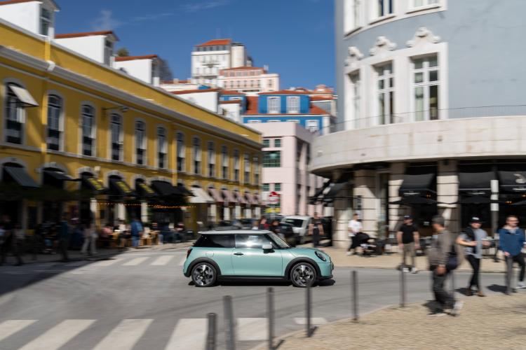 novi-mini-cooper-s-u-classic-opremi-sportske-performanse-i-bezvremenski-dizajn-2