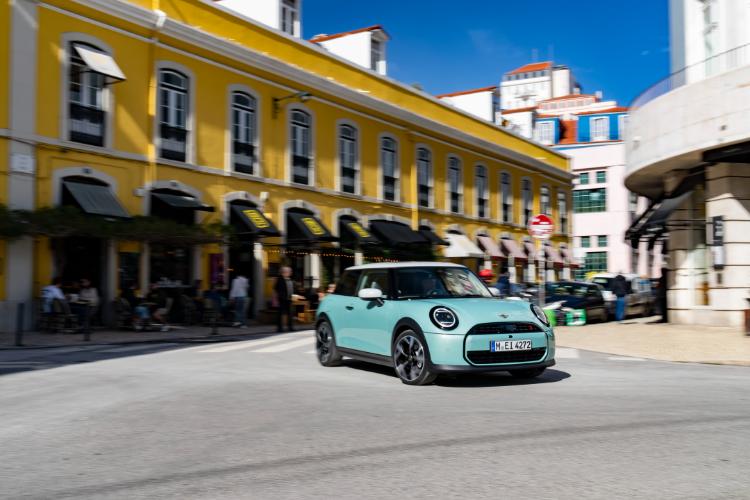 novi-mini-cooper-s-u-classic-opremi-sportske-performanse-i-bezvremenski-dizajn-3