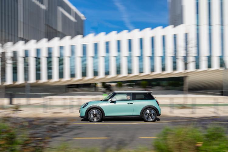 novi-mini-cooper-s-u-classic-opremi-sportske-performanse-i-bezvremenski-dizajn-5